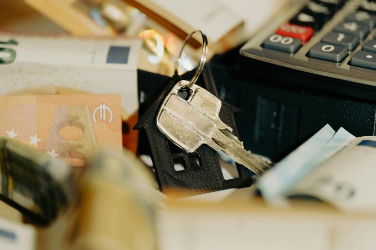 500 Euro Mieteinnahmen versteuern, Hausschlüssel mit Euro-Geldscheinen und Taschenrechner