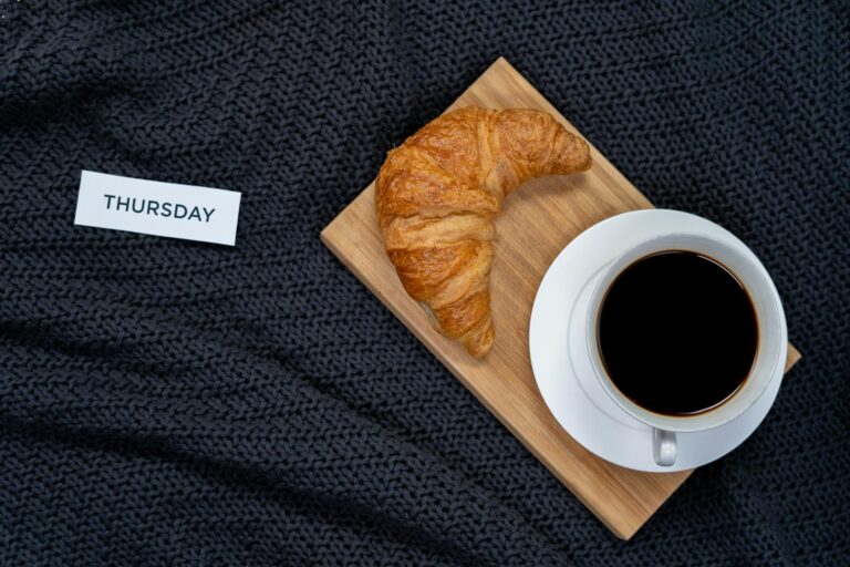 Donnerstag Sprüche: 200 Sprüche zum Donnerstag Donnerstag Sprüche – gemütlicher Donnerstagmorgen mit Croissant und schwarzem Kaffee