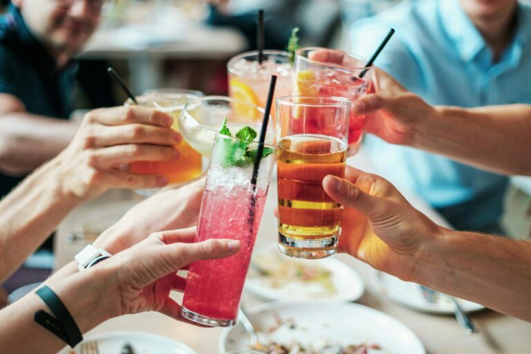 Freitag Sprüche – Freunde stoßen mit bunten Cocktails an