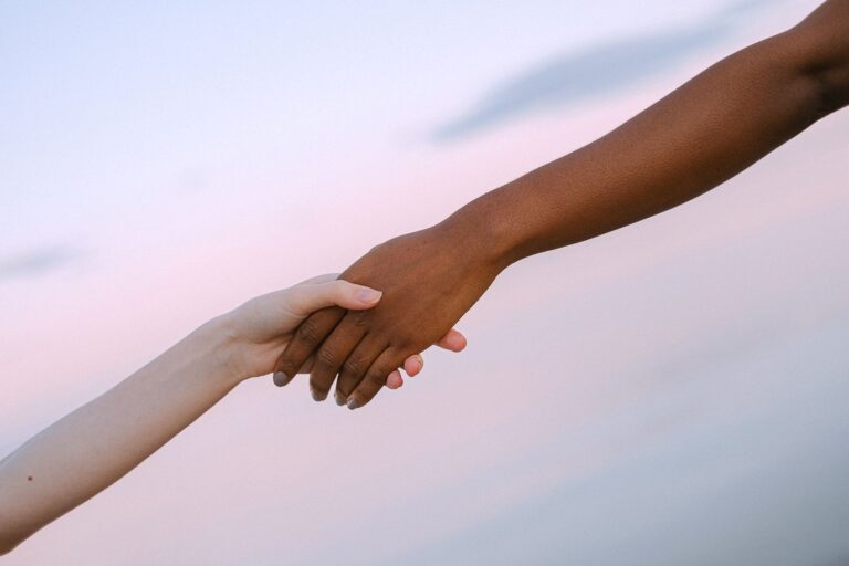 Lieblingsmensch Sprüche: 150 Sprüche für Liebe & Freundschaft Lieblingsmensch Sprüche – Hände in Verbundenheit als Symbol für tiefe Beziehung