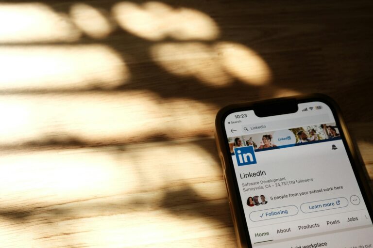 LinkedIn fett schreiben – Smartphone mit LinkedIn-Profil auf Holztisch
