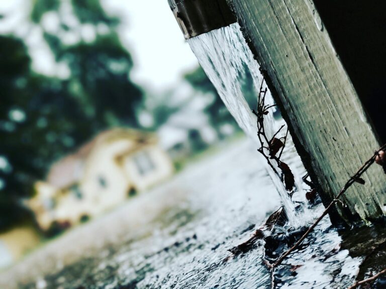 Regentonne Überlauf selber bauen: Schritt für Schritt Regentonne Überlauf selber bauen, Regenwasser fließt aus einer Dachrinne bei Starkregen