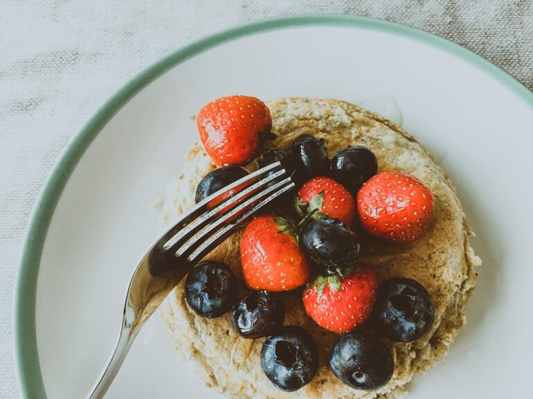 Samstag Sprüche – Stapel Pfannkuchen mit Erdbeeren und Heidelbeeren auf einem Teller