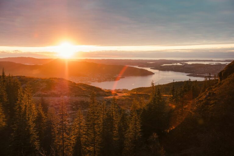 Spruch des Tages: 300 Sprüche für jeden Tag & Anlass Spruch des Tages – atemberaubender Sonnenaufgang über einer Berglandschaft mit Fluss
