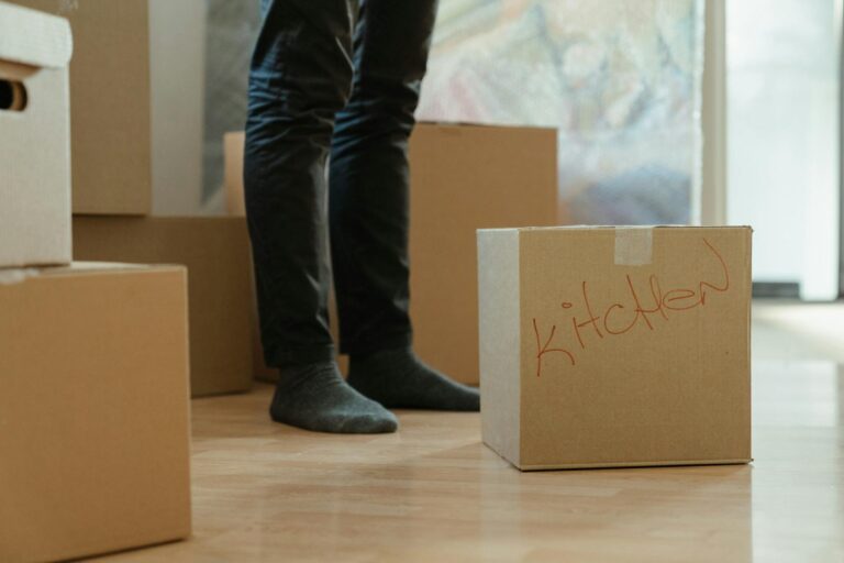Wohnsitz anmelden ohne Mietvertrag, Umzugskartons in einer leeren Wohnung