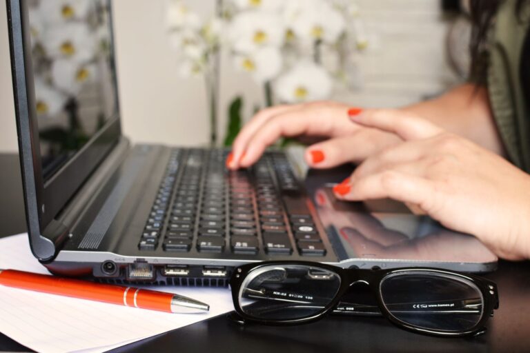 DeepL Write: was der KI-Schreibassistent wirklich kann DeepL Write – Texte am Laptop überarbeiten
