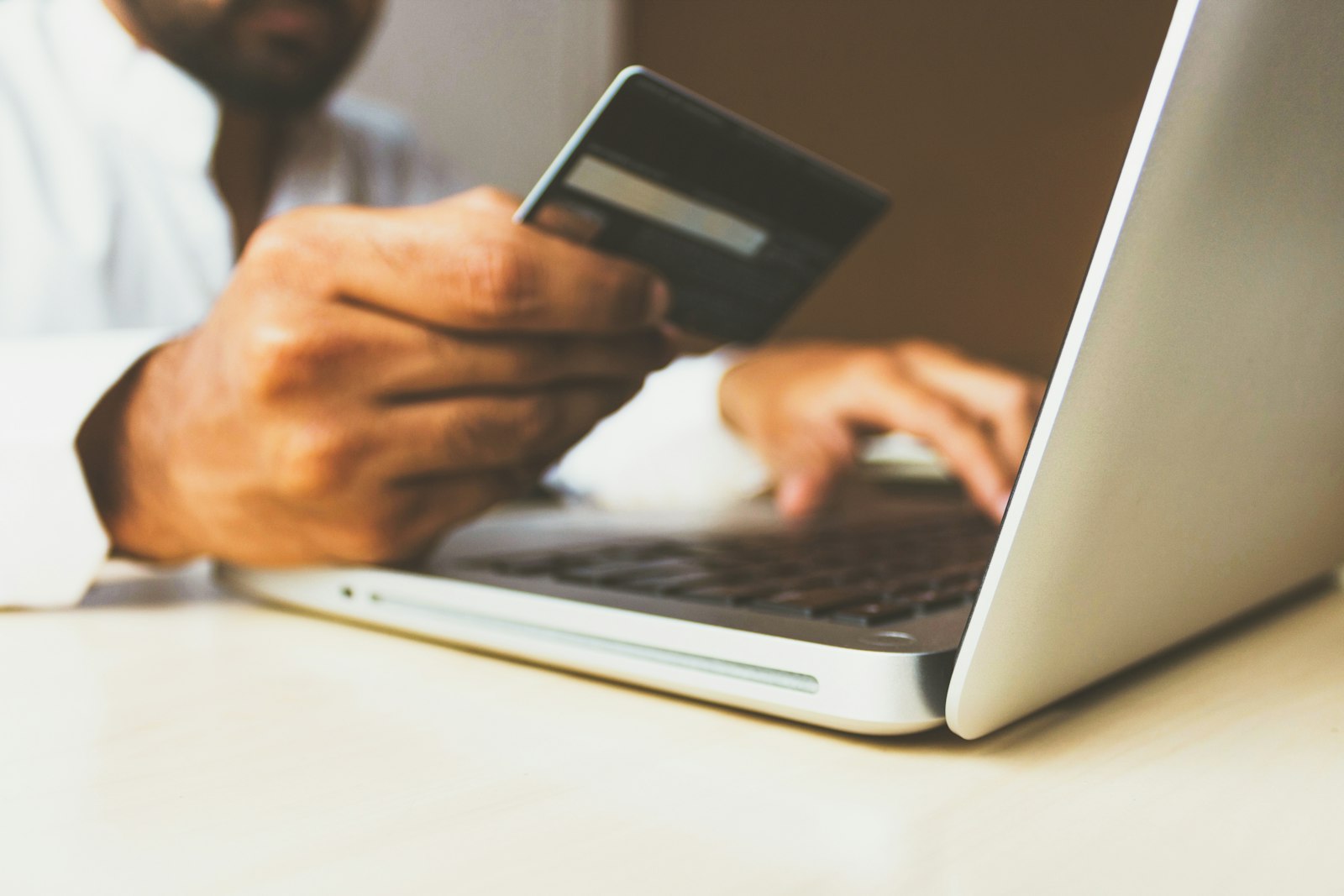 LU89 7510 0013 5104 200E – Online-Zahlung am Laptop prüfen
