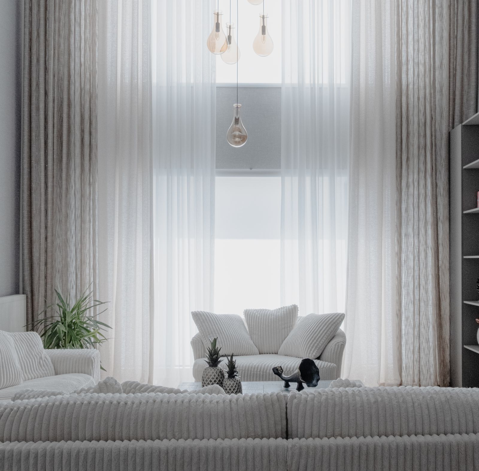 TheHomeTrotters.com – helles, minimalistisches Wohnzimmer